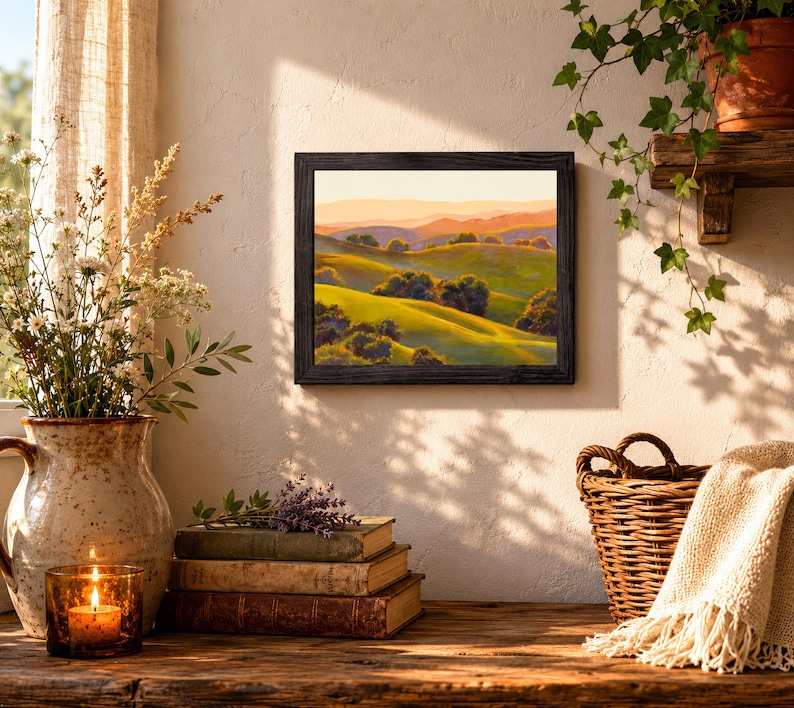 Peut inclure: Une peinture de paysage rectangulaire dans un cadre en bois sombre repr&eacute;sentant des collines verdoyantes, des arbres &eacute;pars et des montagnes lointaines sous un ciel dor&eacute; et chaud. L'&oelig;uvre pr&eacute;sente des tons vifs de vert, jaune et orange.