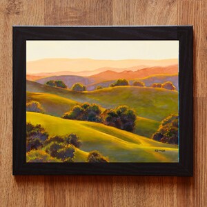 Peut inclure: Une peinture de paysage dans un cadre noir repr&eacute;sentant des collines verdoyantes avec des arbres sombres dispers&eacute;s sous un ciel aux tons chauds. L'&oelig;uvre pr&eacute;sente des silhouettes de montagnes en arri&egrave;re-plan et la signature SEYMER en bas.
