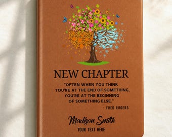 Puede incluir: Un cuaderno color canela con un gráfico de un árbol con cuatro estaciones, mariposas y el texto NEW CHAPTER, una cita de Fred Rogers y el nombre Madison Smith impresos en tinta negra en la portada.