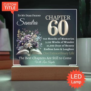Pode incluir: Uma placa retangular de acrílico sobre uma base de madeira LED com o texto To My Dear Friend Sandra, Chapter 60, 720 Months of Memories, 3,129 Weeks of Wonder, 21,900 Days of Beauty, Endless Love & Laughter, One Extraordinary Life, e The Best Chapters Are Still to Come.