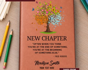 Puede incluir: Un diario de aspecto de cuero marrón con un árbol impreso en cuatro estaciones, mariposas azules y el texto "NEW CHAPTER" seguido de una cita de Fred Rogers y el nombre "Madison Smith" impresos en tinta negra en la portada.