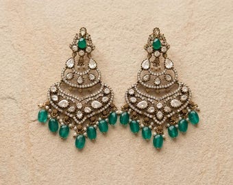 Brincos Chandbali com pingentes de pérolas Polki e Kundan banhados a ouro e esmeralda | Joias indianas Sabyasachi com moissanita e inspiração paquistanesa