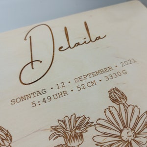 Boîte souvenir en bois personnalisée coffre avec nom et acte de naissance Un cadeau pour un enfant Décoration florale pour chambre de fille image 9