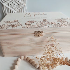 Boîte souvenir en bois personnalisée coffre avec nom et acte de naissance Un cadeau pour un enfant Décoration florale pour chambre de fille Yes