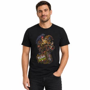 Może przedstawiać: Czarny t-shirt z krótkim rękawem z kolorową grafiką przedstawiającą goblina w kapeluszu i goglach, w towarzystwie kruka i małego ptaka. Projekt zawiera napis "FLOCK GOBLIN" oraz znak "NO PRIVACY MATTERS" z ikoną czaszki.