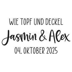 Könnte beinhalten: Ein weißer Aufkleber mit schwarzem Text. Der Text lautet "WIE TOPF UND DECKEL" über "Jasmin & Alex" und "04. OKTOBER 2025". Der Aufkleber enthält auch den Namen und das Logo des Designers unten.