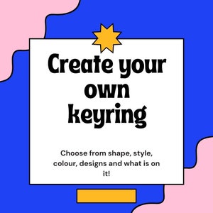 Könnte beinhalten: Ein weißes Quadrat mit abgerundeten Ecken auf blauem Hintergrund mit rosa Akzenten. Der Text "Create your own keyring" ist in schwarzer Fettschrift. Unter dem Text befindet sich der Satz "Choose from shape, style, colour, designs and what is on it!" in schwarzer Schrift. Ein gelbes Rechteck befindet sich am unteren Rand des Quadrats.