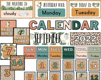 Op de afbeelding: Een boho-tropische klaskalender met een bruin houten frame en een luipaardprint achtergrond. De kalender omvat de maanden september, maart en oktober. De dagen van de week zijn gelabeld met een bruin houten frame en een groene bladeren achtergrond. De nummers zijn geschreven in een bruin houten frame met een lichtbruine achtergrond. De kalender bevat ook een weerkaart, een seizoenskaart en een gisteren/vandaag kaart.
