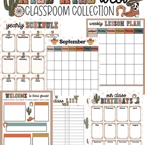 Può includere: Una collezione per la classe a tema Wild West con un programma annuale, un piano lezioni settimanale, una lista di classe e un calendario dei compleanni. Il design include stivali da cowboy, cactus e ferri di cavallo. Il testo "Wild Wild West Classroom Collection" è in alto.