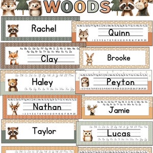 Può includere: Etichette con nomi a tema bosco con illustrazioni di animali, tra cui un procione, una volpe, un orso, un cervo e un gufo. Le etichette presentano nomi come Rachel, Clay e Nathan, con linee per scrivere e il testo "out of the WOODS".