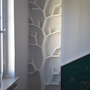 Rustieke boekenplank met boomtak, boekenkast aan de muur van een boerderij