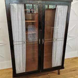 Moderner kleiderschrank