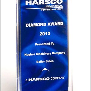 Może przedstawiać: Akrylowa tabliczka nagrody w kolorze niebieskim i białym z tekstem "HARSCO INDUSTRIAL Patterson-Kelley DIAMOND AWARD 2012 Presented To Hughes Machinery Company Boiler Sales A HARSCO COMPANY".