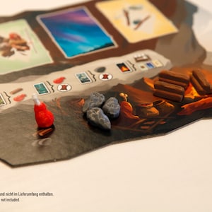 K&ouml;nnte beinhalten: Nahaufnahme eines Brettspiels mit einer rot-wei&szlig;en Spielfigur, drei grauen Steinen und vier braunen Holzst&uuml;cken. Das Spielbrett hat einen braunen Hintergrund mit einem Feuer und einer Bergszene.
