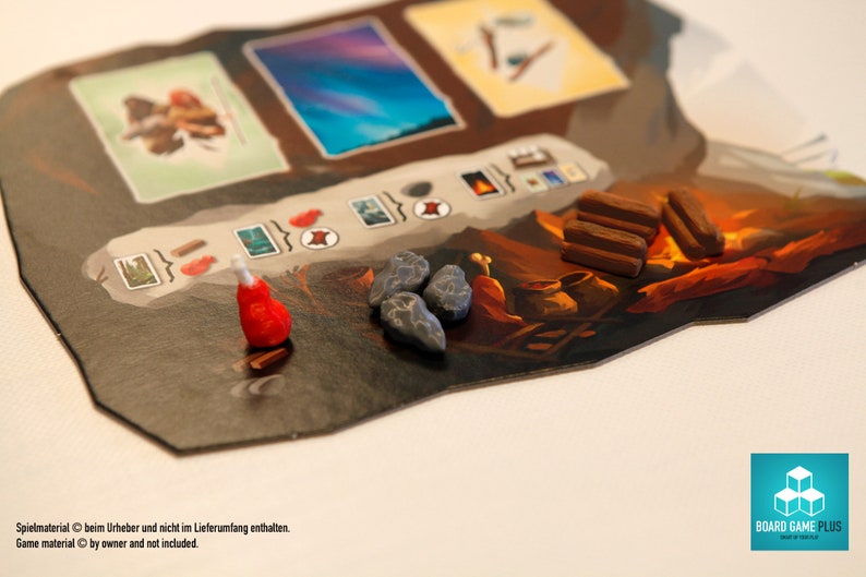 K&ouml;nnte beinhalten: Nahaufnahme eines Brettspiels mit einer rot-wei&szlig;en Spielfigur, drei grauen Steinen und vier braunen Holzst&uuml;cken. Das Spielbrett hat einen braunen Hintergrund mit einem Feuer und einer Bergszene.
