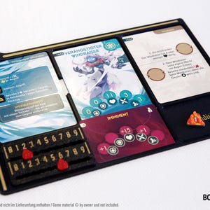 Könnte beinhalten: Ein schwarzer und goldener Spielbrett-Organizer mit Kartenfächern und Zahlenzählern. Das Brett enthält Spielkarten mit Illustrationen und Text sowie rote Spielsteine. Das Brett trägt den Text "IMMINENT" und "BOARD GAME PLUS".