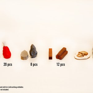 K&ouml;nnte beinhalten: Ein Satz Spielsteine f&uuml;r ein Brettspiel. Die Spielsteine sind aus Plastik und Holz und beinhalten rotes Fleisch, graue Steinwerkzeuge, braune Holzscheite, einen Sch&auml;del und einen menschlichen Sch&auml;del. Die Spielsteine sind in einer Reihe auf einer wei&szlig;en Oberfl&auml;che angeordnet, wobei die Anzahl der Spielsteine in jeder Gruppe darunter aufgef&uuml;hrt ist.