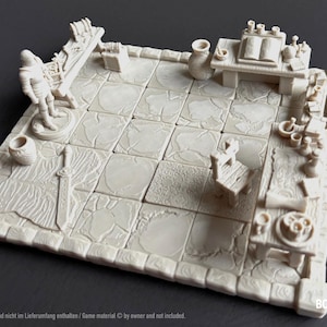 Könnte beinhalten: Eine detaillierte, cremefarbene Miniatur-Dungeon-Szene für Tabletop-Spiele. Die Szene umfasst einen gefliesten Boden, einen Tisch mit Büchern und Flaschen, einen kleinen Stuhl und verschiedene andere dekorative Elemente.