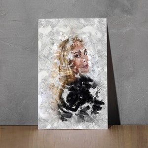 Puede incluir: Una pintura de acuarela de una mujer con cabello rubio y una camisa negra. El fondo es un diseño abstracto blanco y gris.