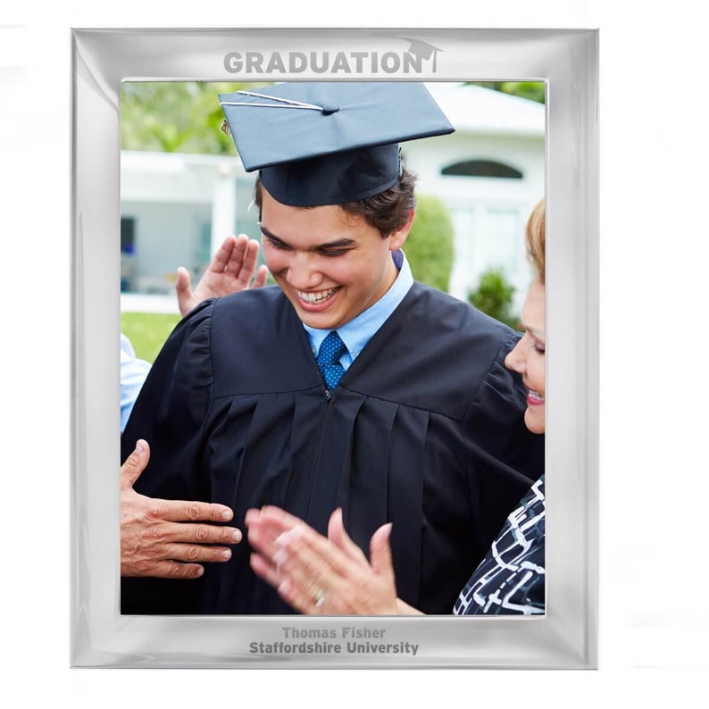 Pu&ograve; includere: Cornice per foto argentata per la laurea con una foto in bianco e nero di un laureato con cappello e toga. Il testo "GRADUATION" &egrave; in cima alla cornice. Il testo "Thomas Fisher Staffordshire University" &egrave; in fondo alla cornice.