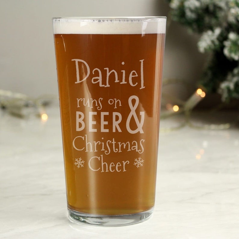 Personalised Runs On Beer & Christmas Cheer Pint Glass | Festive Christmas Gift afbeelding 4