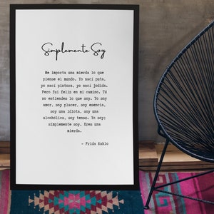 May include: A black and white framed print featuring a quote in Spanish by Frida Kahlo. The quote reads "Simplemente Soy" and includes a message about not caring what others think and being true to oneself.
