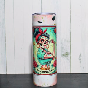 Puede incluir: Un vaso de acero inoxidable blanco con un gr&aacute;fico colorido de un esqueleto femenino con una bandana roja y el texto "La Chingona".