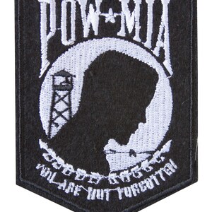 Peut inclure: Écusson brodé noir et blanc avec les mots "POW*MIA" et une silhouette de prisonnier de guerre. Le texte sous la silhouette dit "You Are Not Forgotten."