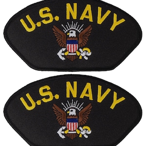 Puede incluir: Dos parches bordados negros con las palabras "U.S. NAVY" en letras amarillas. Cada parche presenta un águila marrón con un escudo blanco y dos anclas.