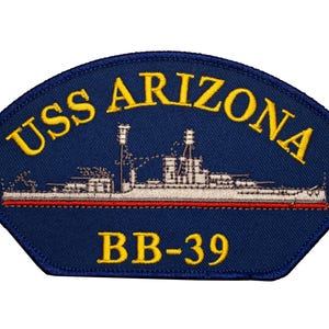 Puede incluir: Un parche bordado azul y amarillo con el texto "USS ARIZONA BB-39" y una silueta blanca de un acorazado.