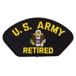 以下が含まれることがあります： 黒い刺繍パッチに、黄色い文字で「U.S. ARMY RETIRED」と、胸に盾をつけたアメリカの国鳥ハクトウワシの黄色い刺繍画像が施されています。
