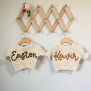 Suéter recién nacido / suéter 0-3M / suéter bebé / suéter bordado / suéter nombre / anuncio de nombre imagen 1