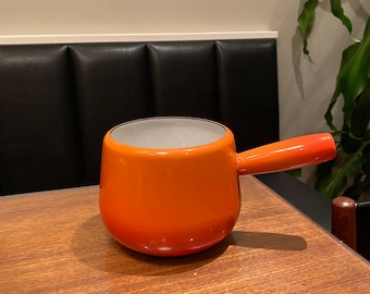 Vintage Gusseisen Emaille Fondue Topf Orange Flammen Farbe | Vintage Orange Flame Gusseisen Topf von Aubeco France