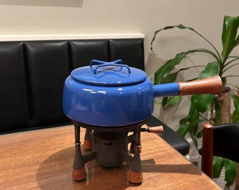 Olla para fondue danesa de estilo moderno de mediados de siglo, marca Dansk IHQ Kobenstyle, de hierro esmaltado azul con base de teca.