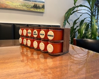 Vintage Holz Zwei Tier 12 Apotheker Orange Container Gewürzregal | Vintage Gewürzregal aus Holz