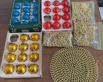 Set aus 32 Vintage Glasornamenten und 4 Strängen goldener Perlengirlande