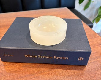 Cenicero vintage de piedra natural hecho a mano en color blanco crema para decoración del hogar / cenicero vintage de piedra blanca