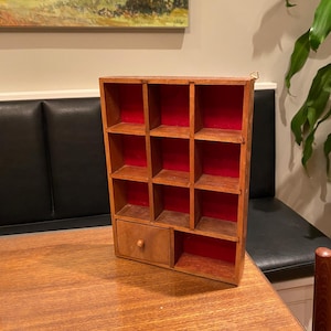 Étagère à bibelots vintage rectangulaire, petits bibelots ou présentoir miniature, étagère vintage cubby, boîte à ombre en bois foncé, boîte de présentation dé à coudre