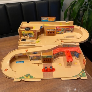 1979 Vintage Hot Wheels City Service Center Sto N Go Playset