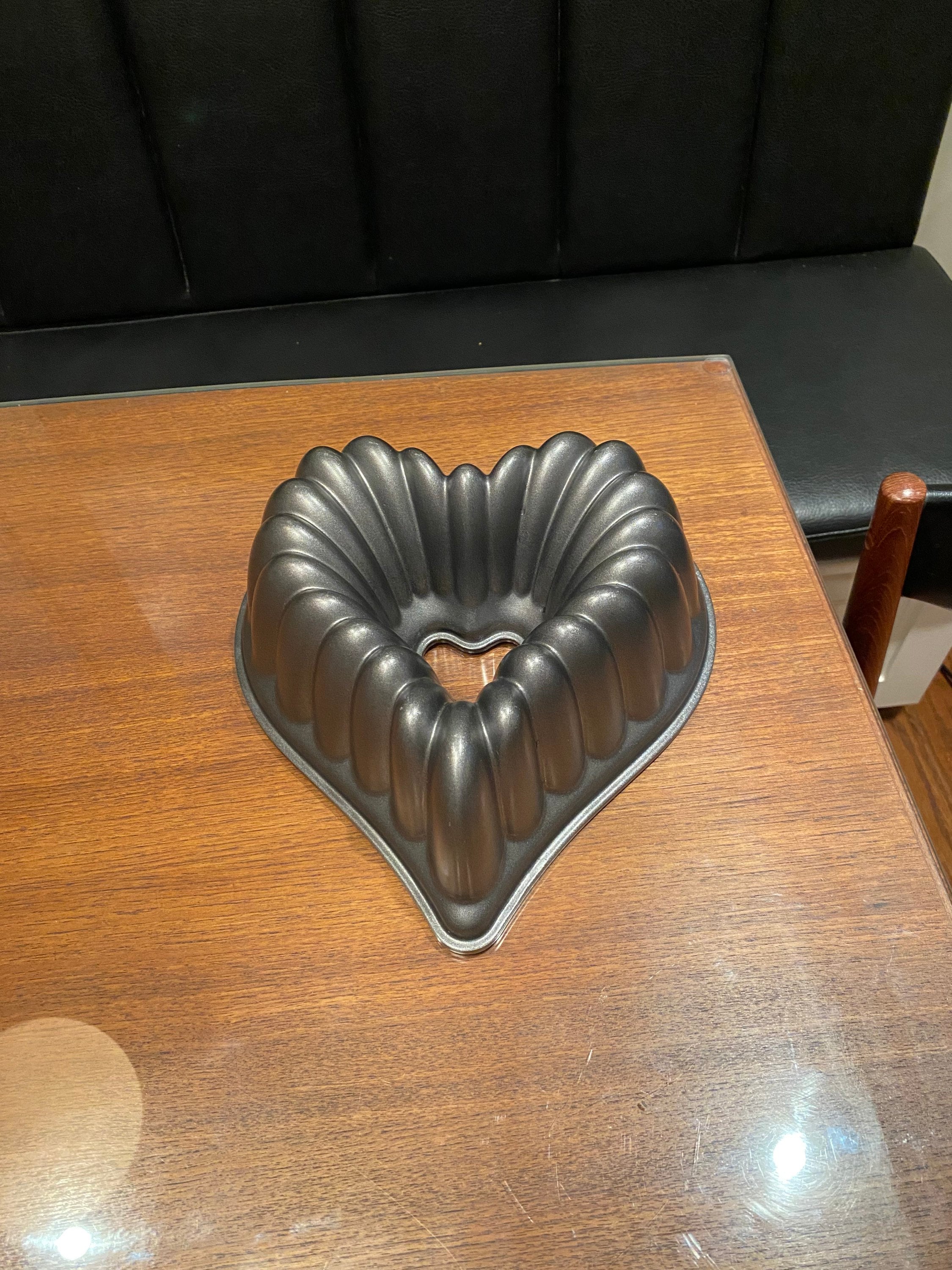 Wilton RETIRED Hearts 9” Bundt Pan Mold Ultra Bake 3D Sweet Love Valentines  Cake