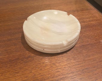 Cenicero vintage de piedra natural hecho a mano en color blanco crema para decoración del hogar / cenicero vintage de piedra blanca