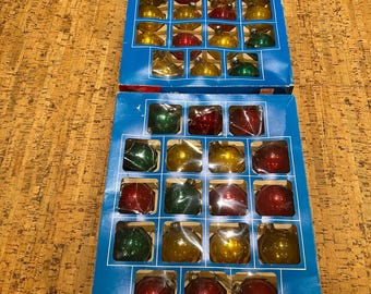 Vintage Lot 36 von Weihnachten Runde Glas gemischt farbige Verzierungen / Lot von 36 Vintage Glas runden gelben, grünen und roten Ornamenten