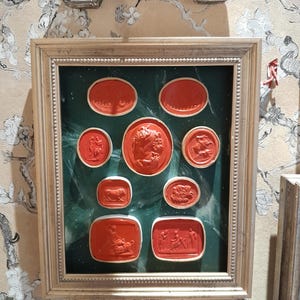Conjunto de 9 grandes entalhes vermelhos com acabamento em laca vermelha montados em molduras douradas, molde de gesso, impressão da coleção