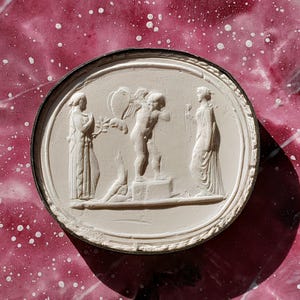 P327 Cupido met vuur en vlinder cameo gipsen diepdruk uit een dactyliotheek van Paoletti