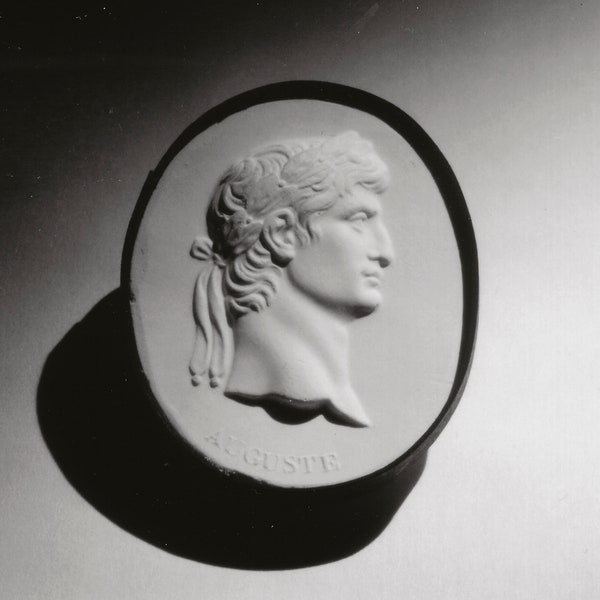 P218, Emperor Augustus, 31 B.C. - 14 A.C., cameo/intaglio/plaster cast, inscribed in the stone