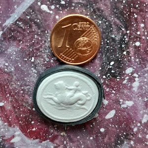 P292 Cupido mit Seetier Kamee Gipsabdruck Intaglio Reproduktion aus der Sammlung