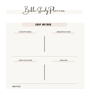 Könnte beinhalten: Ein beigefarbener Bibelstudienplaner mit dem Titel in eleganter brauner Schrift. Der Planer verwendet die SOAP-Methode mit Abschnitten für Schriftstellen, Beobachtung, Anwendung und Gebet. Der untere Abschnitt ist für Notizen.