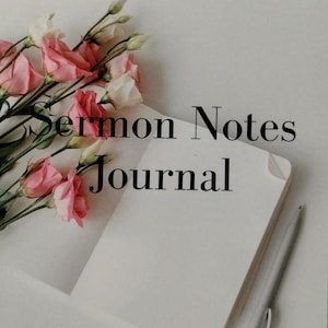 Pu&ograve; includere: Un diario bianco con il testo "Sermon Notes Journal" e il nome "Audra Lindsay-Clovey" stampato sulla copertina. Fiori rosa e bianchi e una penna argentata sono sul diario.