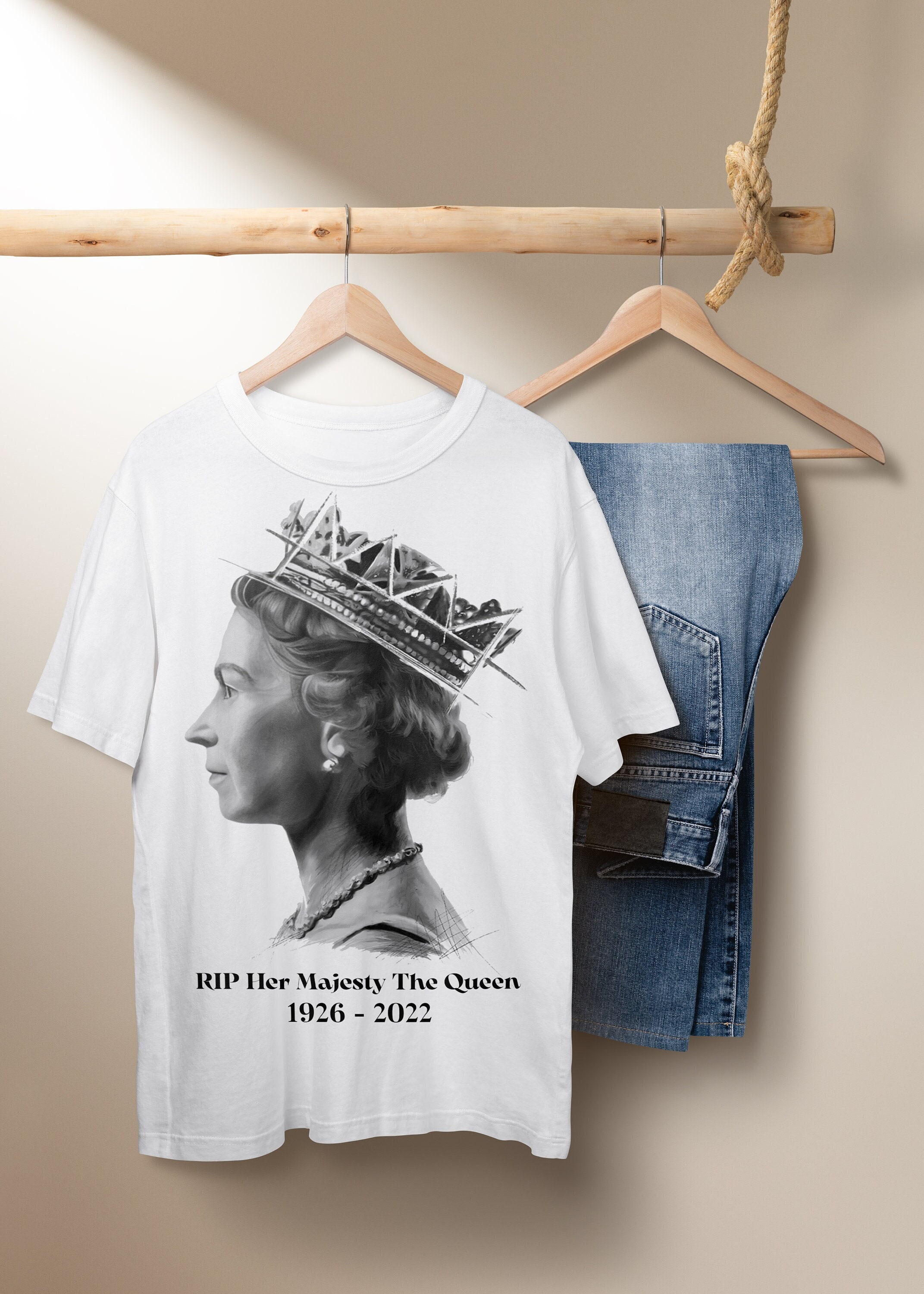 Discover Queen Elizabeth II Queen of England T-Shirt