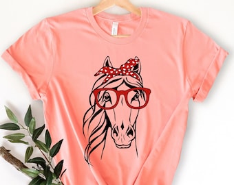 Bonito caballo con camisa roja de bandana, solo una chica que ama la camisa de caballos, bonita camisa de caballo, divertida camisa de caballo, regalo para ella, camiseta de caballo de cristal